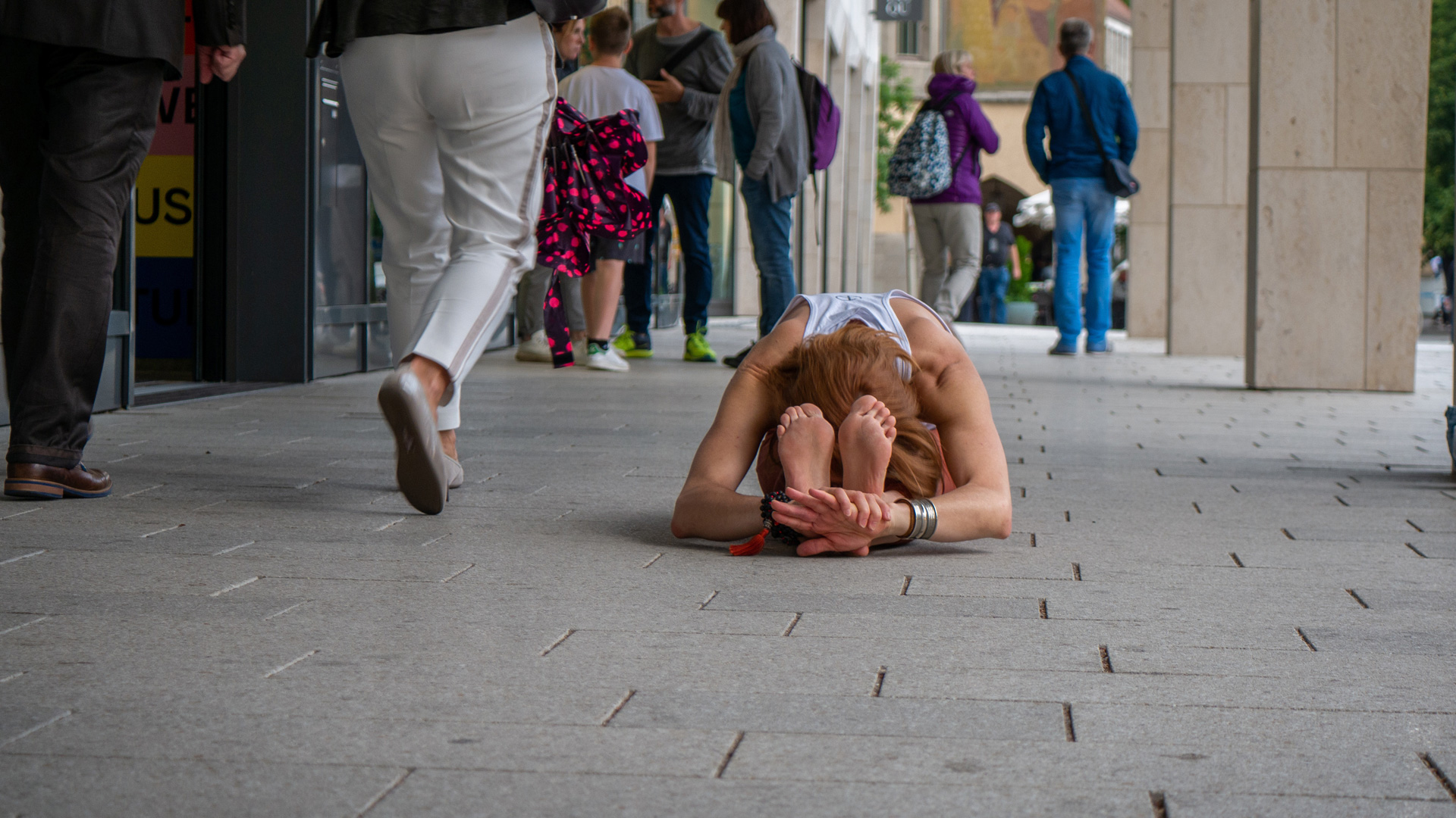 Frau in Paschimottanasana (Yoga)