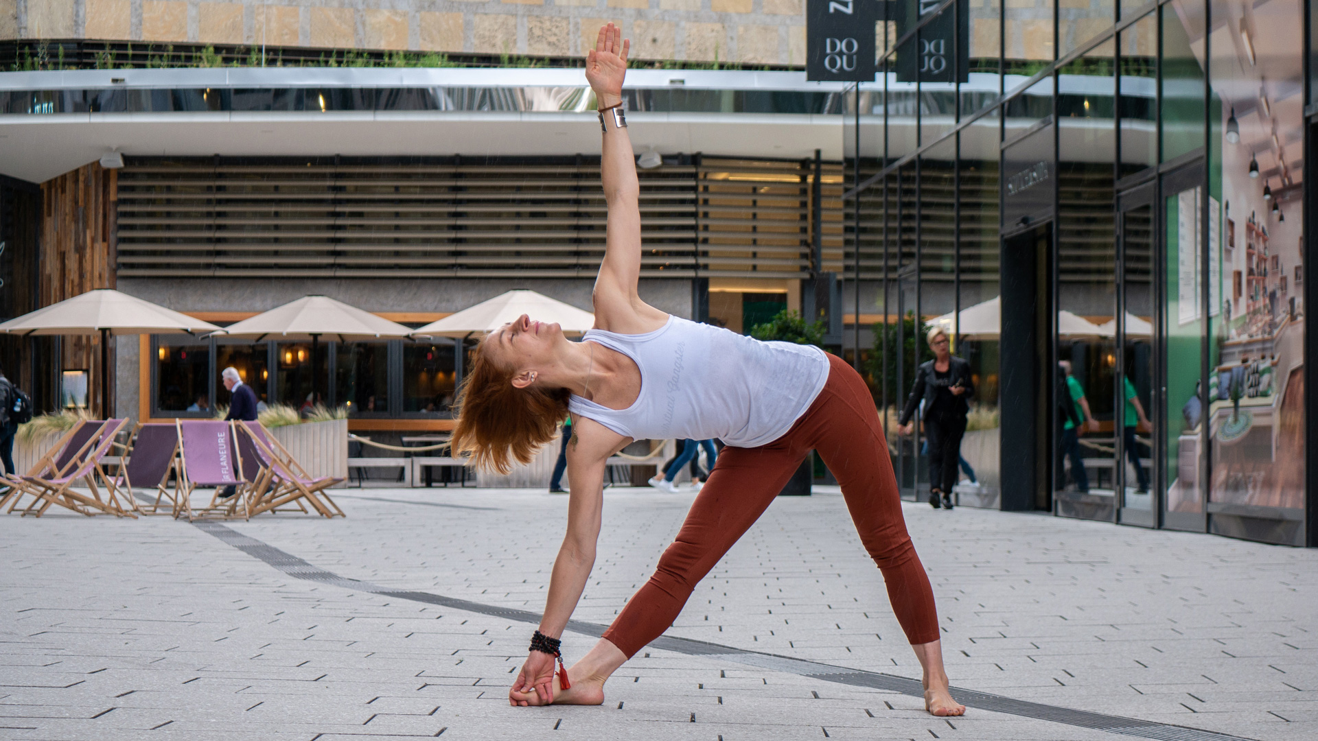 Frau in Utthita-Trikonasana (Yoga)